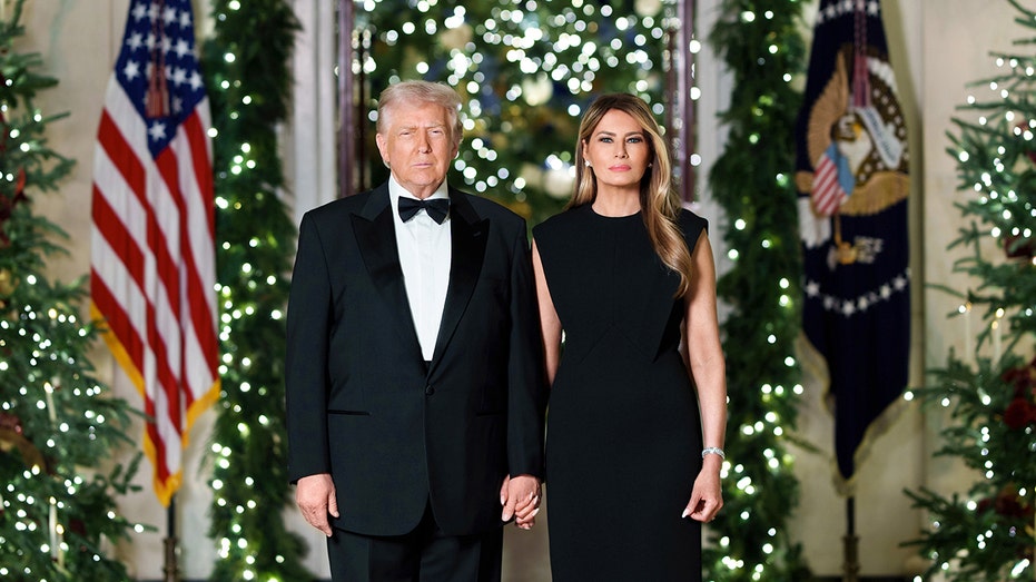 Trump and first lady go all black for official White House Christmas portrait photo Trump and first lady go all black for official White House Christmas portrait photo