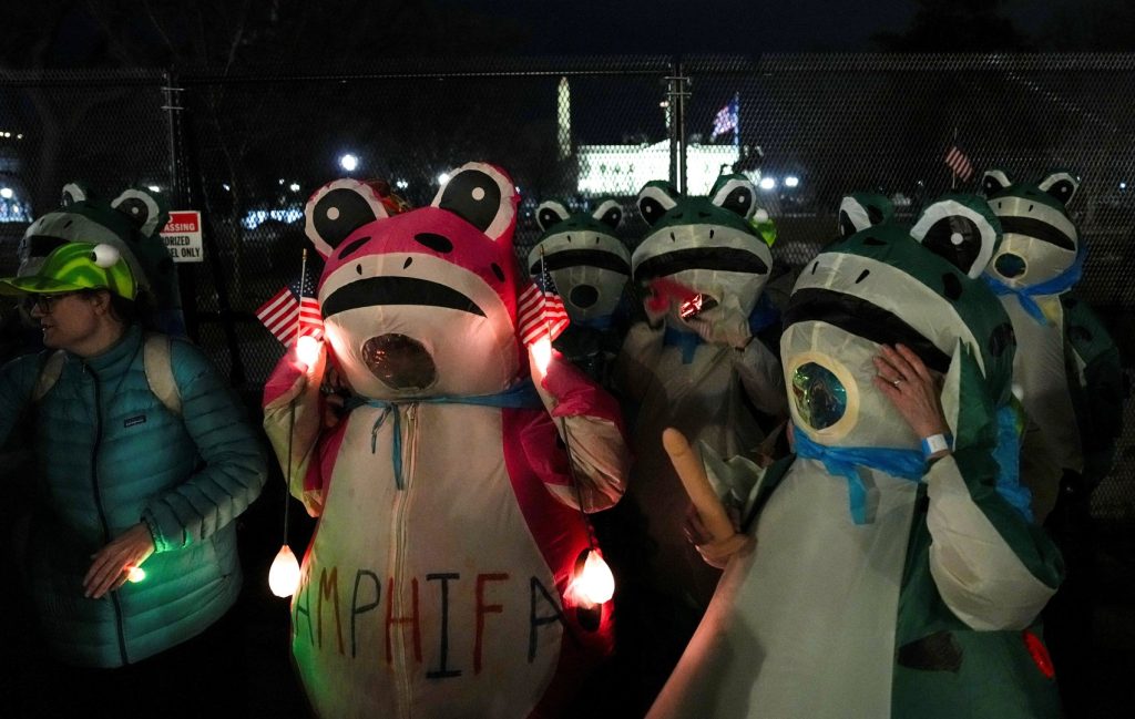 Demonstrators in frog costumes protest Trump’s State of the Union Demonstrators in frog costumes protest Trump’s State of the Union