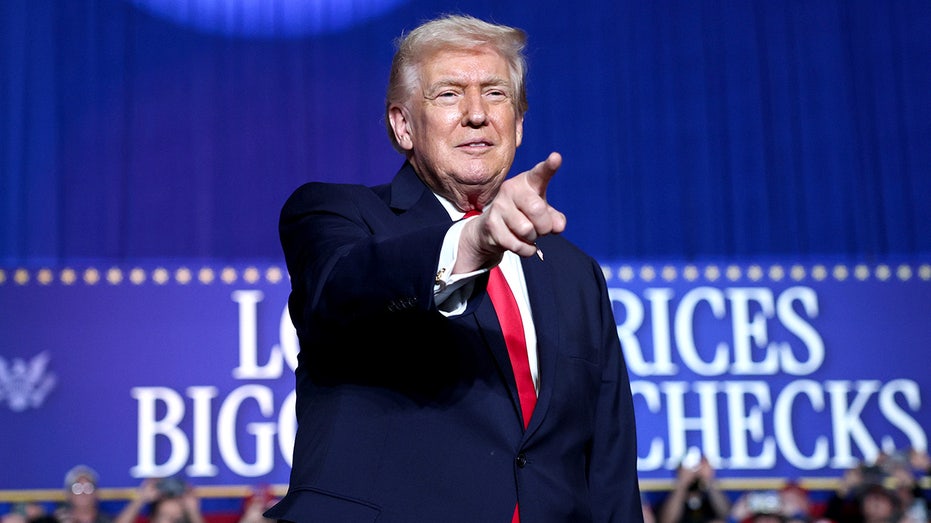 Strategy session: Trump’s team huddles on midterm messaging with spotlight on economy