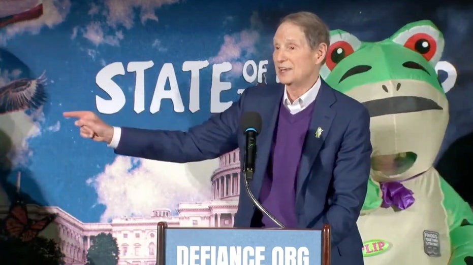 WATCH: Dem senator who ditched Trump’s SOTU caught praising naked bike riders, ‘patriots’ in frog suits