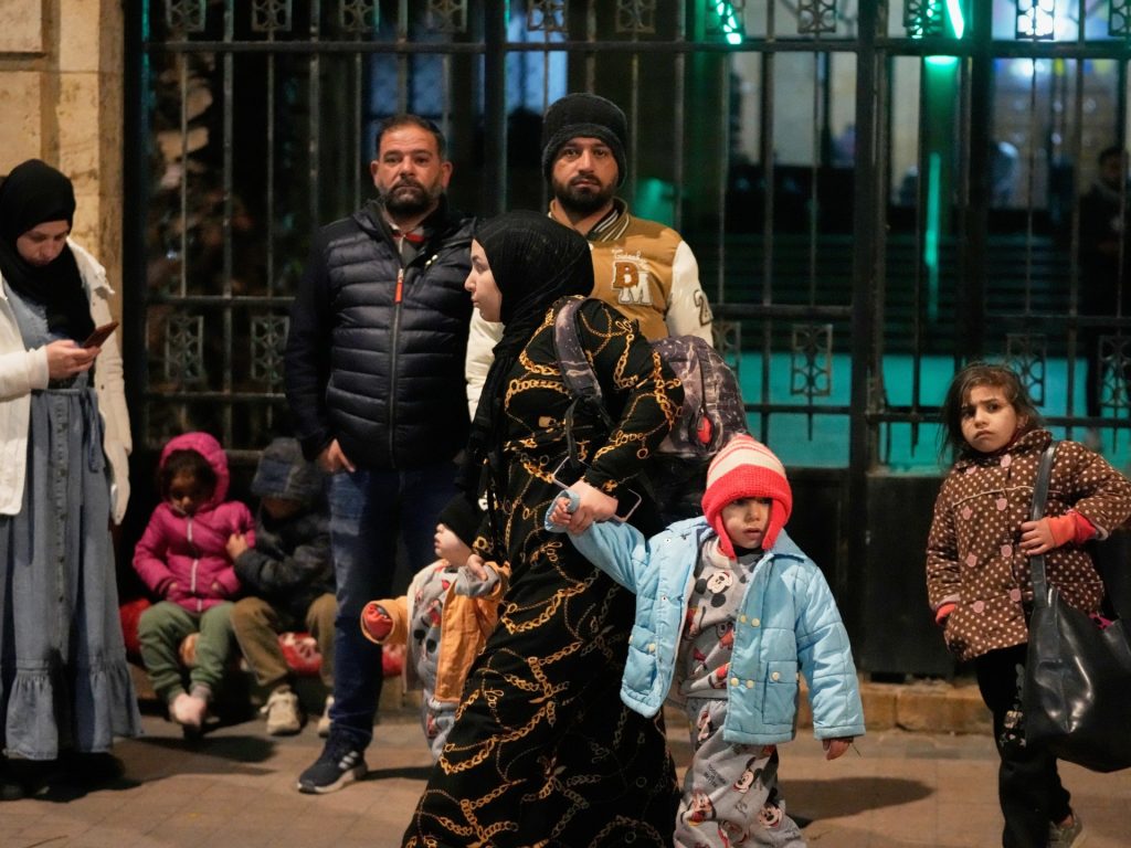 Lebanese civilians flee amid deadly Israeli strikes on Beirut suburbs Lebanese civilians flee amid deadly Israeli strikes on Beirut suburbs