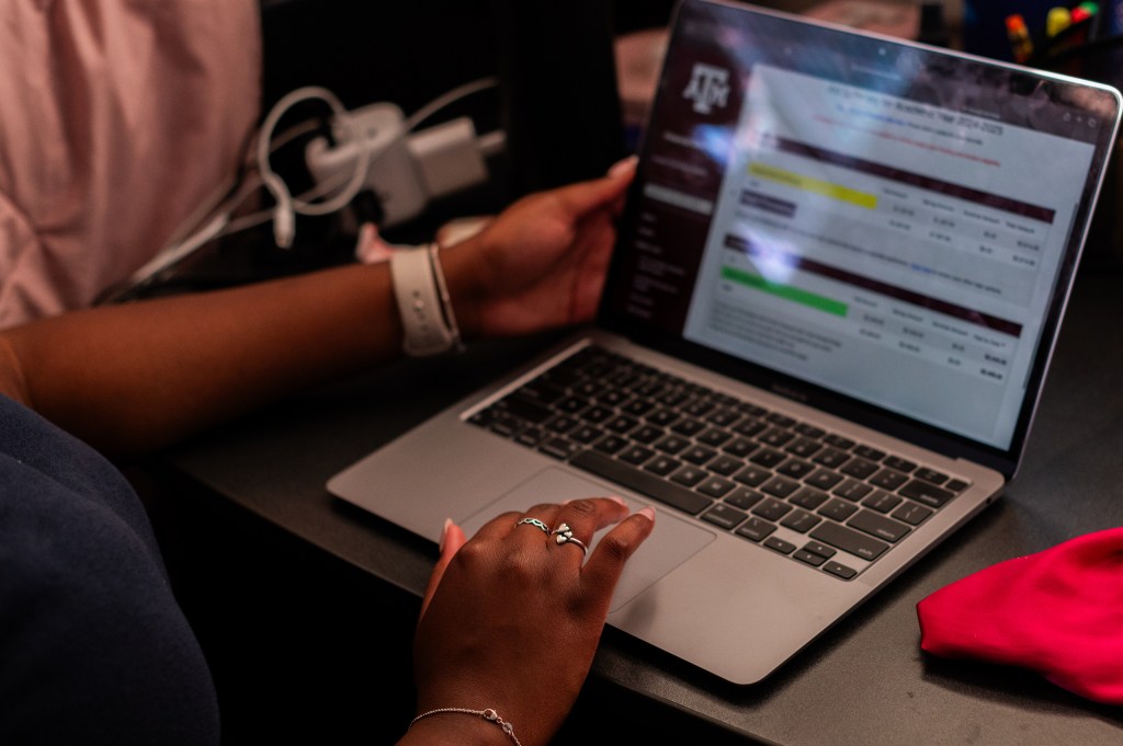 Texas high school students are applying for college financial aid at a record pace