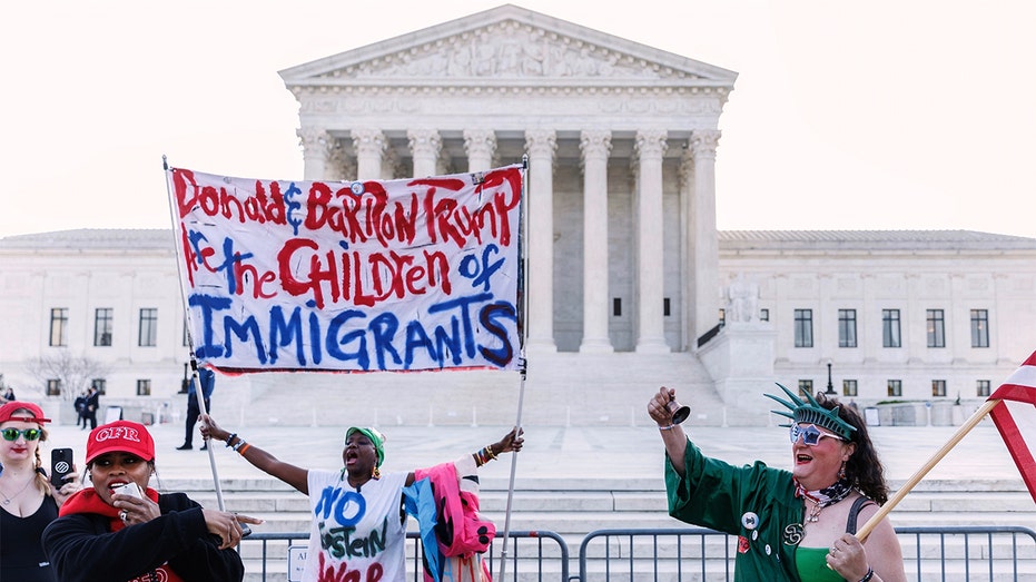 Trump’s birthright citizenship crusade draws backing from cohort of prominent legal scholars Trump’s birthright citizenship crusade draws backing from cohort of prominent legal scholars