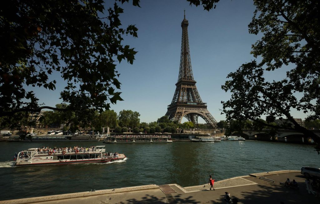 Parisians defy swimming ban to cool off as record heat hits Europe Parisians defy swimming ban to cool off as record heat hits Europe