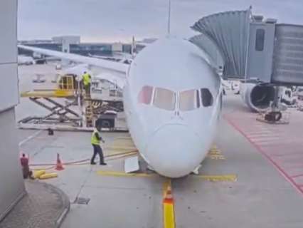 New Lufthansa Dreamliner suddenly collapses while parked; Crew members injured | Video