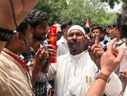 Cockroach Janta Party Protest: Man carries ‘Hit’ spray to Jantar Mantar, calls movement part of ‘Tukde-Tukde gang’ Cockroach Janta Party Protest: Man carries ‘Hit’ spray to Jantar Mantar, calls movement part of ‘Tukde-Tukde gang’