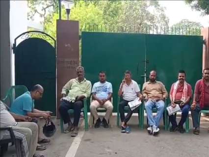 RJD workers pose as guards outside Lalu family’s residence in Patna after they send back security RJD workers pose as guards outside Lalu family’s residence in Patna after they send back security