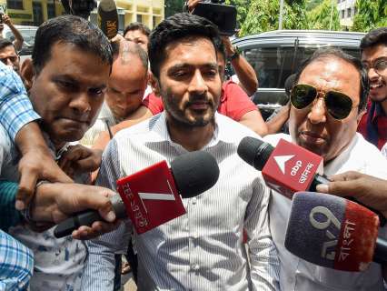 TMC’s Abhishek Banerjee seeks disqualification of rebel MPs in meeting with Om Birla TMC’s Abhishek Banerjee seeks disqualification of rebel MPs in meeting with Om Birla