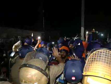 Nihang Sikhs clash with police, breach barricades at Himachal-Uttarakhand border, Dehradun on alert