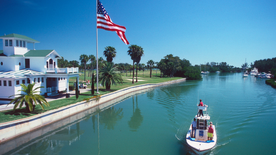 Florida and Texas are battling for new residents. DeSantis thinks he found an advantage Florida and Texas are battling for new residents. DeSantis thinks he found an advantage