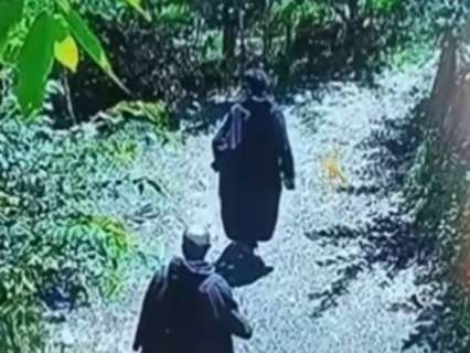 Jammu and Kashmir: Massive anti-terror operation continues in Shopian orchard, 2 LeT terrorists trapped Jammu and Kashmir: Massive anti-terror operation continues in Shopian orchard, 2 LeT terrorists trapped