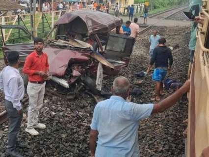 Murshidabad Train Accident: 2 students among 3 killed in train-van collision in West Bengal Murshidabad Train Accident: 2 students among 3 killed in train-van collision in West Bengal