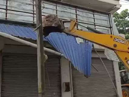 Bulldozers roll into Abhishek Banerjee’s Amtala office as demolition over alleged illegal construction begins Bulldozers roll into Abhishek Banerjee’s Amtala office as demolition over alleged illegal construction begins