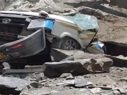 Himachal Pradesh: 13 people killed as car buried after landslide in Lahaul-Spiti Himachal Pradesh: 13 people killed as car buried after landslide in Lahaul-Spiti