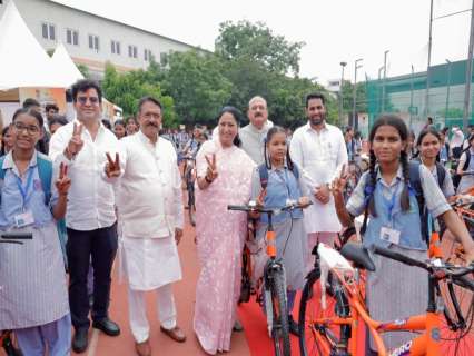 Delhi CM distributes bicycles to over 3,000 Class IX govt school girl students under Vidya Vahini Yojana Delhi CM distributes bicycles to over 3,000 Class IX govt school girl students under Vidya Vahini Yojana