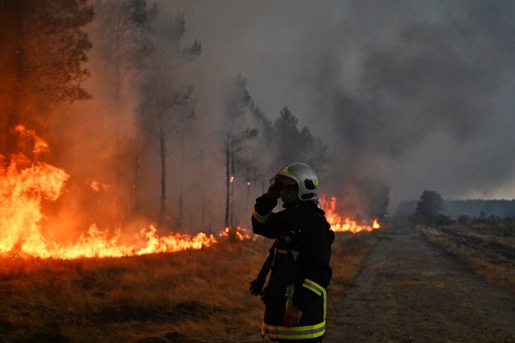 Firefighters battle to contain wildfires still burning near Bordeaux Firefighters battle to contain wildfires still burning near Bordeaux