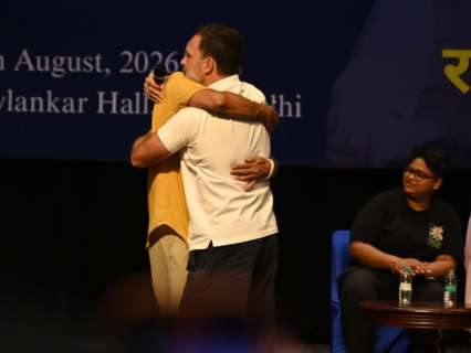 Rahul Gandhi hugs Congress leader to mock PM Modi’s foreign policy, Meloni remark follows Rahul Gandhi hugs Congress leader to mock PM Modi’s foreign policy, Meloni remark follows
