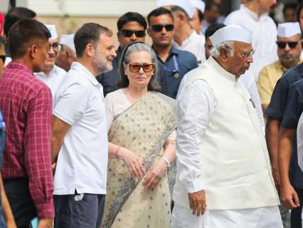 Police complaints filed against Sonia, Rahul Gandhi over Vande Mataram row Police complaints filed against Sonia, Rahul Gandhi over Vande Mataram row