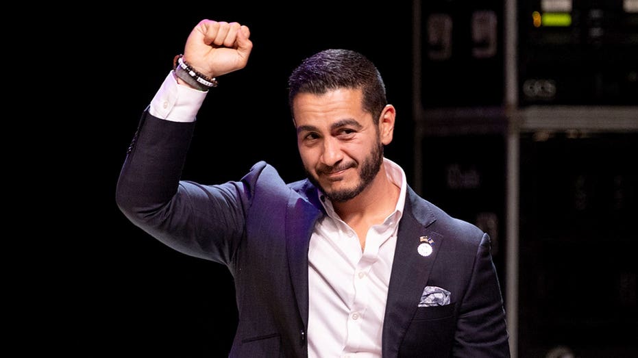 Biden-world veteran issues stark warning about Abdul El-Sayed as he crosses party lines Biden-world veteran issues stark warning about Abdul El-Sayed as he crosses party lines