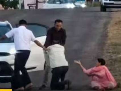 Elderly father brutally beaten by sons over land dispute in Maharashtra, video sparks outrage Elderly father brutally beaten by sons over land dispute in Maharashtra, video sparks outrage
