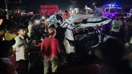 Kerala road accident: 8 dead as car with Tamil Nadu registration rams parked lorry in Thrissur Kerala road accident: 8 dead as car with Tamil Nadu registration rams parked lorry in Thrissur