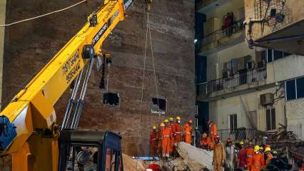 Satya Niketan PG Collapse: MCD vows strict action, orders sealing of all ‘illegal’ buildings above four floors Satya Niketan PG Collapse: MCD vows strict action, orders sealing of all ‘illegal’ buildings above four floors