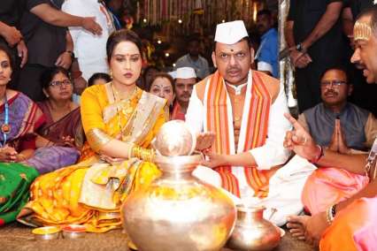 VHP asks to keep Muslims out of garba and dandiya events; this is what Maharashtra CM’s wife has said VHP asks to keep Muslims out of garba and dandiya events; this is what Maharashtra CM’s wife has said