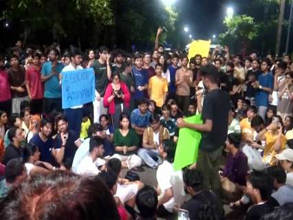 IIT Bombay student found dead in hostel: Parents blame institute, says he was tortured IIT Bombay student found dead in hostel: Parents blame institute, says he was tortured