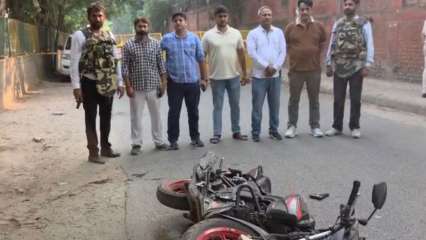 Delhi Horror: 17-year-old allegedly gang-raped by 3 men posing as police officer near Kalkaji Mandir; One held Delhi Horror: 17-year-old allegedly gang-raped by 3 men posing as police officer near Kalkaji Mandir; One held