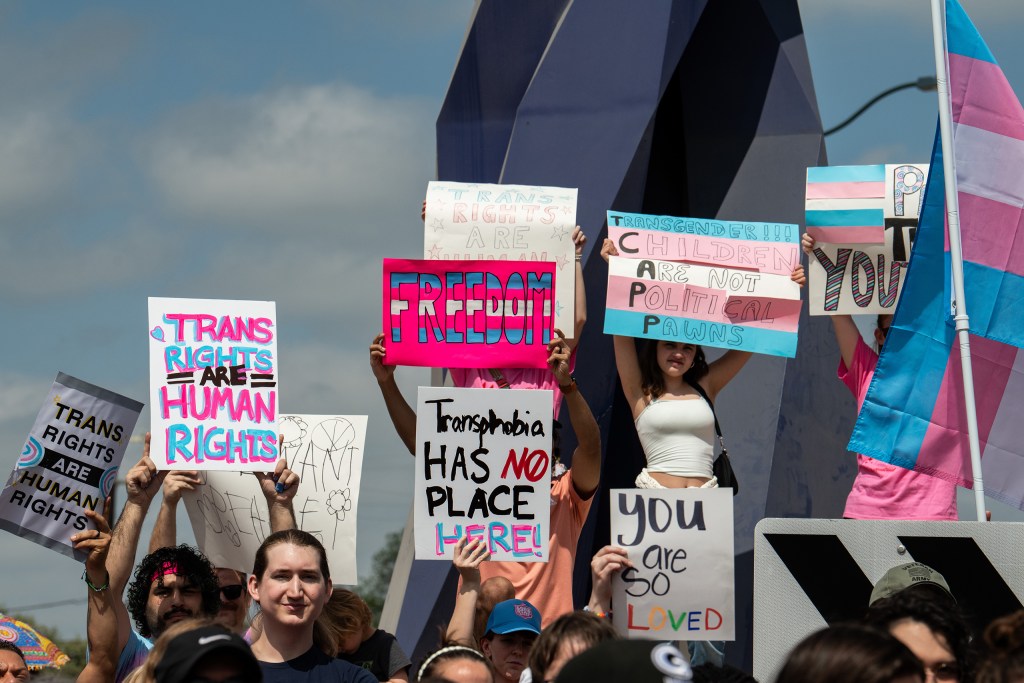 Texas transgender rights group says it didn’t send texts that prompted call for an investigation Texas transgender rights group says it didn’t send texts that prompted call for an investigation