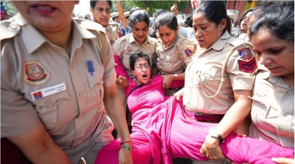 AAP protest against CEC Gyanesh Kumar: Atishi, Sanjay Jha, students among 500 detained at Jantar Mantar | Video AAP protest against CEC Gyanesh Kumar: Atishi, Sanjay Jha, students among 500 detained at Jantar Mantar | Video