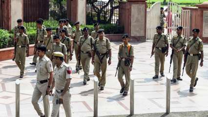 Delhi Police on alert, barricades put up around Jantar Mantar, ECI HQ ahead of opposition march
