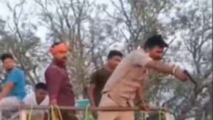 Bihar Police’s SHO threatens to open fire on flood-hit people for demanding relief material! Watch video Bihar Police’s SHO threatens to open fire on flood-hit people for demanding relief material! Watch video