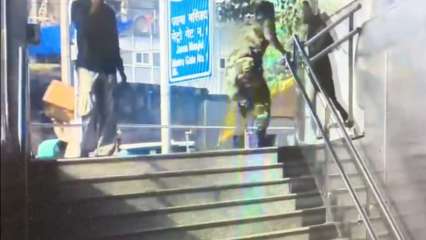 elhi: CISF catches passenger trying to escape Jama Masjid metro station with155g gold powder, watch video elhi: CISF catches passenger trying to escape Jama Masjid metro station with155g gold powder, watch video