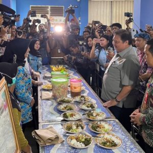 Some 400 Indonesian school children fall ill after eating free school meals