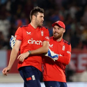 England down India to keep T20 series alive