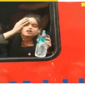 Viral Video: Young girl nearly suffocates in crowded train coach, people laugh and make fun of her – WATCH