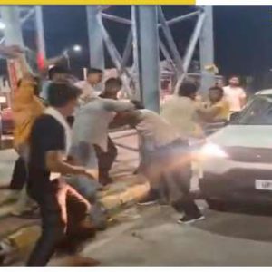 Meerat Disturbing Video: Over 10 people brutally kicking and beating an army man on his way to join duty in Kashmir goes VIRAL – Reason will shock you