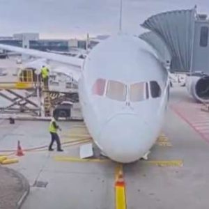 New Lufthansa Dreamliner suddenly collapses while parked; Crew members injured | Video