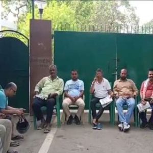RJD workers pose as guards outside Lalu family’s residence in Patna after they send back security