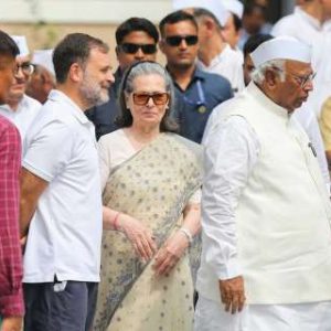 Police complaints filed against Sonia, Rahul Gandhi over Vande Mataram row