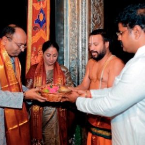 Delhi CM Rekha Gupta offers prayers at Sri Lakshmi Narayani Temple in Vellore