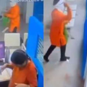 Caught On Camera: Man throws chilli powder on bank employees, loots Rs 4.5 lakh in Nagpur