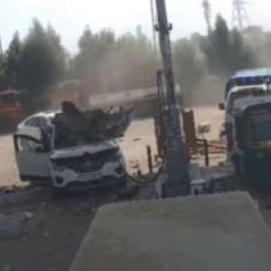 Car explodes during CNG filling on NH-48 in Gujarat| VIDEO