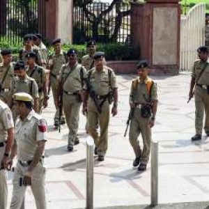Delhi Police on alert, barricades put up around Jantar Mantar, ECI HQ ahead of opposition march