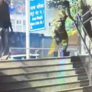 elhi: CISF catches passenger trying to escape Jama Masjid metro station with155g gold powder, watch video