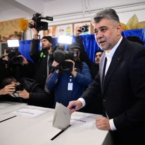 Far right in strong position as Romania votes in presidential election