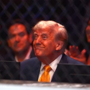 Volkanovski beats Lopes; reclaims UFC featherweight title in front of Trump