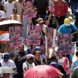 Toddler separated from mother deported from the US returned to Venezuela
