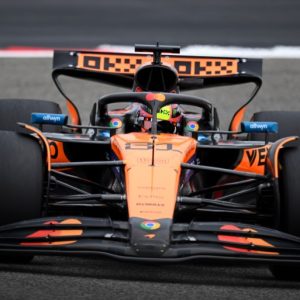 Oscar Piastri signs new F1 contract with McLaren